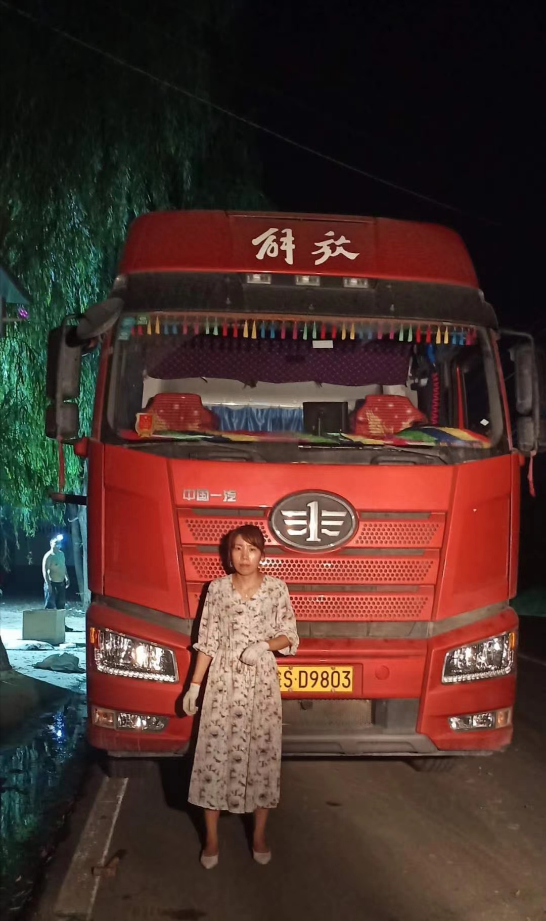 ，有自動拔管自動落管功能，可定制左右側(cè)推功能，配有三片打孔刀，打孔刀是防傷紙刀組，